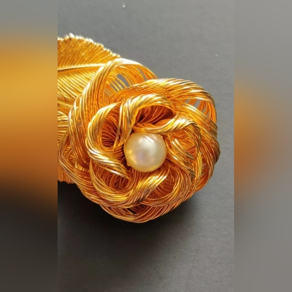 Vintage Golden Flower Pin Brooch Pearl Center Piece - Picture 3 of 5